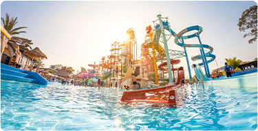 Spielen mit Kindern im Wasserpark Dubai Spielen mit Kindern im Wasserpark Dubai